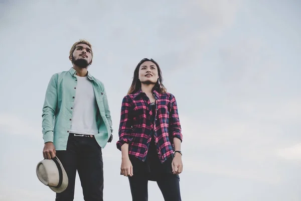 Loving hipster par stående mot klar himmel. Par efte — Stockfoto