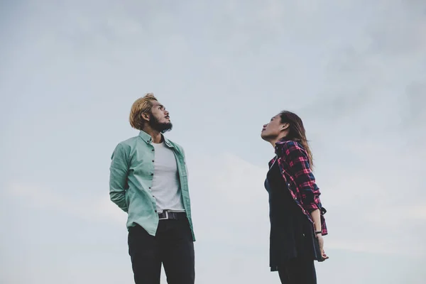 Casal hipster amoroso em pé contra o céu limpo. Casal relaxina — Fotografia de Stock