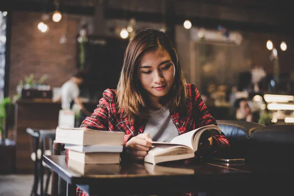 Mulher Hipster adolescente sentado gosta de ler livro no café. Vinta. — Fotografia de Stock