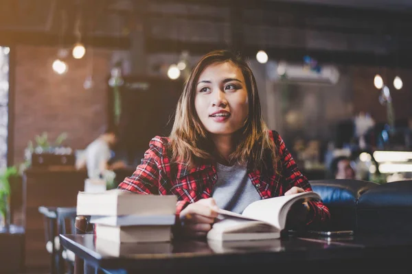 Hipster kvinna tonåring sitter också läsa boken på café. Vinta — Stockfoto