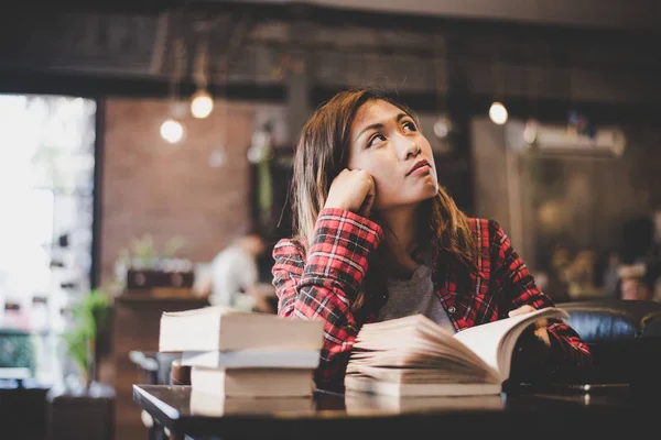 Hipster kvinna tonåring sitter också läsa boken på café. Vinta — Stockfoto