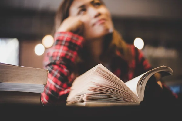 Mulher Hipster adolescente sentado gosta de ler livro no café. Vinta. — Fotografia de Stock