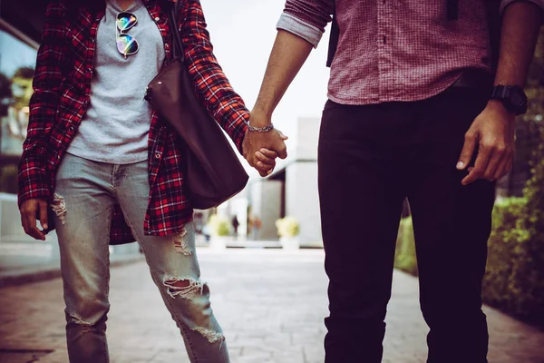 Close up de casal hipster no amor mão na mão andando através — Fotografia de Stock