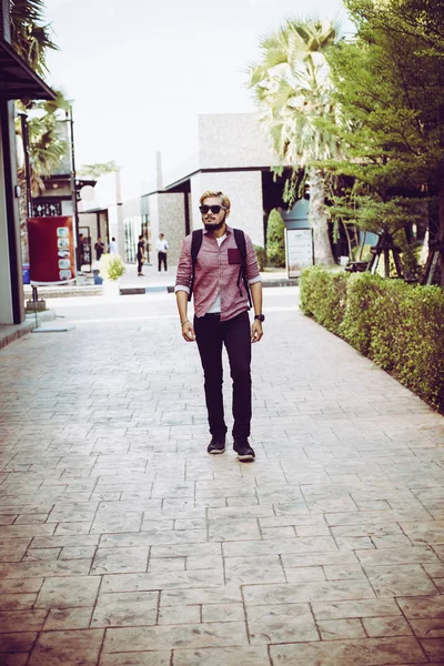 Retrato de homem hipster bonito em roupas jeans e glasse sol — Fotografia de Stock