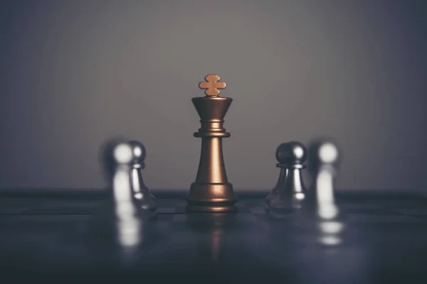 King and Knight of chess setup on dark background . Leader and t — Stock Photo, Image