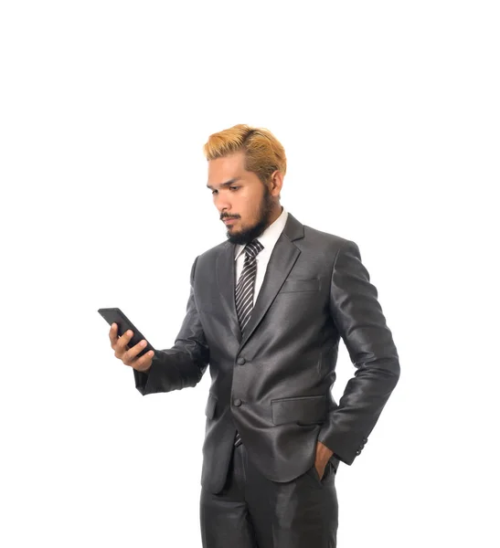 Business självsäker ung man i kostym med smartphone. Isolerade — Stockfoto