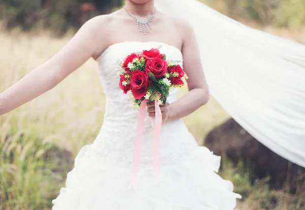 Novia celebración de ramo de boda grande en la ceremonia de la boda. — Foto de Stock