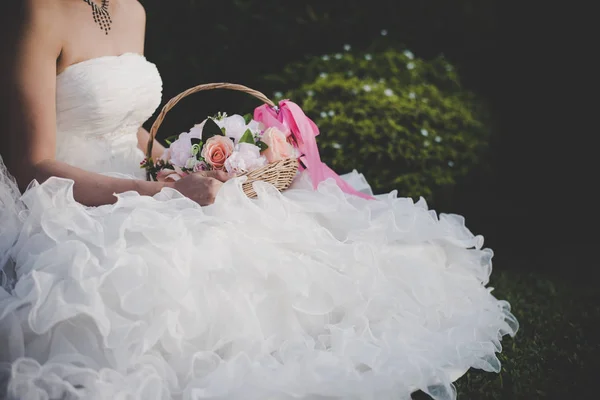 Sposa tenuta grande bouquet da sposa sulla cerimonia nuziale. — Foto Stock