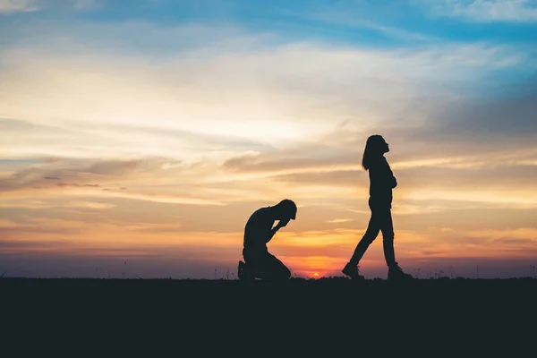 Silhueta casal quebrando uma relação na estrada ao pôr do sol . — Fotografia de Stock