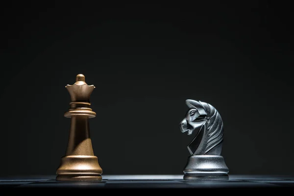 Quadro de xadrez com peças de xadrez sobre fundo preto. Líder busines — Fotografia de Stock