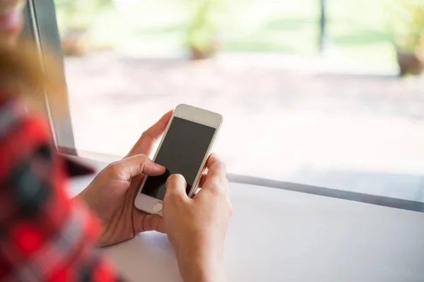 Primer plano de las manos de la mujer sosteniendo el teléfono celular con el spa de copia en blanco —  Fotos de Stock