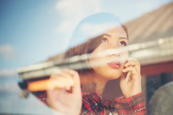 Retrato de mujer linda de pie cerca de la ventana en el café y hablar —  Fotos de Stock