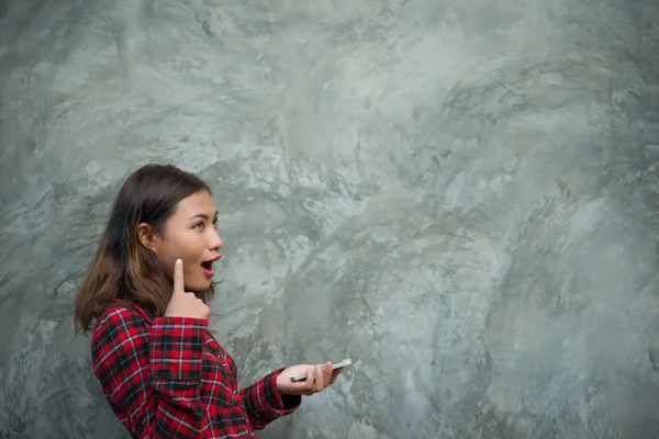 Joven mujer hipster mostrando la celebración de teléfono inteligente al lado aislado —  Fotos de Stock