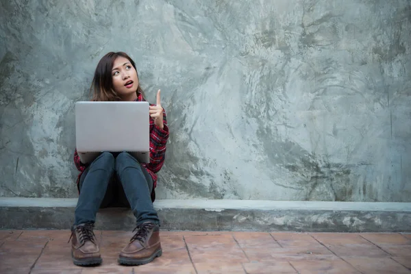 Feliz jovem hipster mulher usando seu laptop enquanto sentado no — Fotografia de Stock