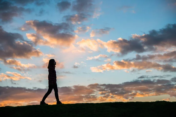 Mulher Silhueta Andando Pôr Sol — Fotografia de Stock