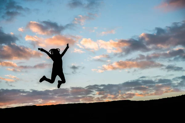 Jovem Feliz Saltando Contra Belo Pôr Sol Liberdade Conceito Gozo — Fotografia de Stock