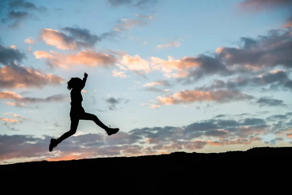 Feliz Joven Mujer Saltando Contra Hermosa Puesta Sol Libertad Concepto —  Fotos de Stock