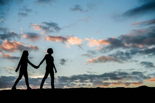 Lyckliga Unga Paret Tillsammans Mot Vacker Solnedgång Frihet Glädje Koncept — Stockfoto