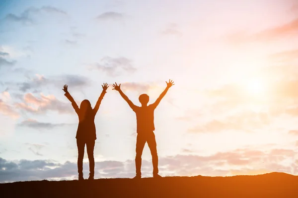 Gelukkige Jonge Paar Samen Tegen Prachtige Zonsondergang Vrijheid Plezier Concept — Stockfoto