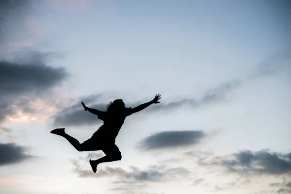 Jovem Feliz Saltando Contra Belo Pôr Sol Liberdade Conceito Gozo — Fotografia de Stock