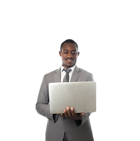 Genç Afrika işadamı whit üzerinde izole bir dizüstü bilgisayar ile çalışma — Stok fotoğraf