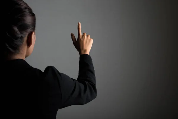 Επιχειρήσεων γυναίκα μπροστά σε οθόνη οπτικής αφής απομονώνονται σε μαύρο — Φωτογραφία Αρχείου