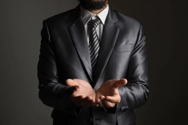 Fiatal üzletember egy elszigetelt fekete főleg CIG copyspace bemutató — Stock Fotó