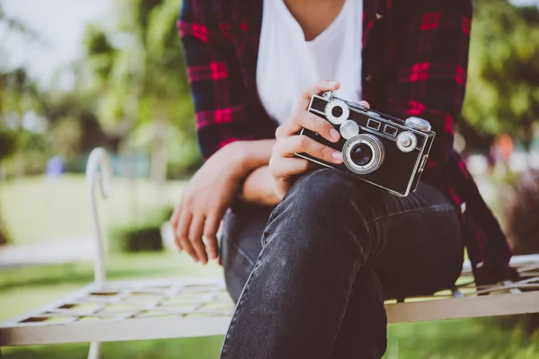 Close-up de mulher hipster com câmera vintage . — Fotografia de Stock