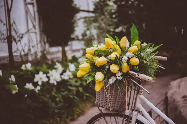 Korgar med blomma på urban street. — Stockfoto