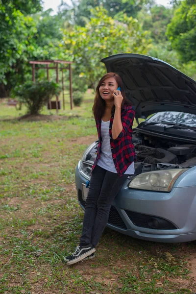 Młoda Kobieta Samochodu Załamuje Się Ona Dzwoni Służb Ratowniczych — Zdjęcie stockowe