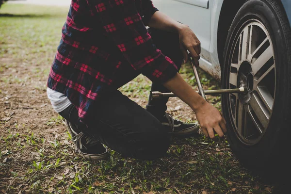 Jovem Hipster Mulher Verificando Pneu Furado Seu Carro Tentar Corrigir — Fotografia de Stock