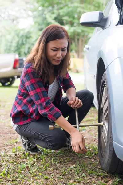 Young Hipster Woman Checking Out Flat Tyre Her Car Try — Stock Photo, Image