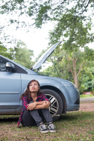 Joven Mujer Hipster Esperando Asistencia Carretera Después Que Coche Rompe — Foto de Stock