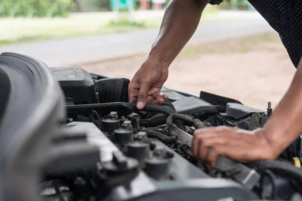 Homem Com Motor Verificação Carro — Fotografia de Stock