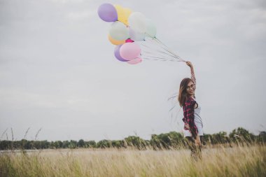 İle renkli balon özgürlük zevk doğa ile açık tutan güzel genç hipster kadın. Kadın yaşam tarzı kavramı.