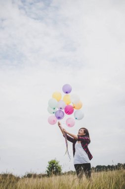 İle renkli balon özgürlük zevk doğa ile açık tutan güzel genç hipster kadın. Kadın yaşam tarzı kavramı.