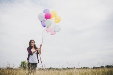 İle renkli balon özgürlük zevk doğa ile açık tutan güzel genç hipster kadın. Kadın yaşam tarzı kavramı.