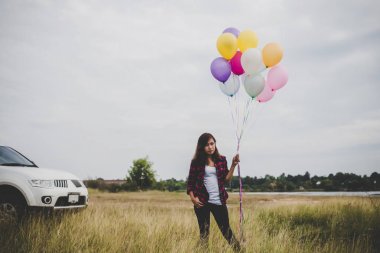 İle renkli balon özgürlük zevk doğa ile açık tutan güzel genç hipster kadın. Kadın yaşam tarzı kavramı.