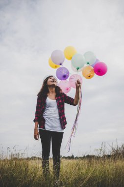 İle renkli balon özgürlük zevk doğa ile açık tutan güzel genç hipster kadın. Kadın yaşam tarzı kavramı.