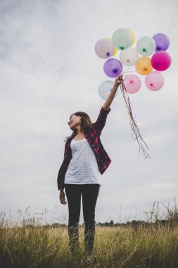 İle renkli balon özgürlük zevk doğa ile açık tutan güzel genç hipster kadın. Kadın yaşam tarzı kavramı.