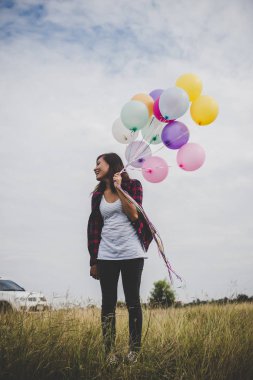 İle renkli balon özgürlük zevk doğa ile açık tutan güzel genç hipster kadın. Kadın yaşam tarzı kavramı.