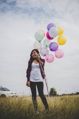 İle renkli balon özgürlük zevk doğa ile açık tutan güzel genç hipster kadın. Kadın yaşam tarzı kavramı.