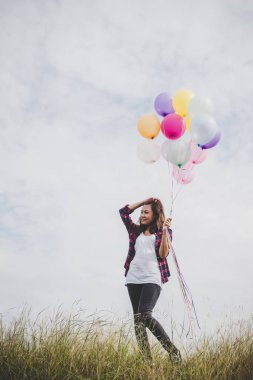 İle renkli balon özgürlük zevk doğa ile açık tutan güzel genç hipster kadın. Kadın yaşam tarzı kavramı.