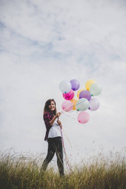 İle renkli balon özgürlük zevk doğa ile açık tutan güzel genç hipster kadın. Kadın yaşam tarzı kavramı.