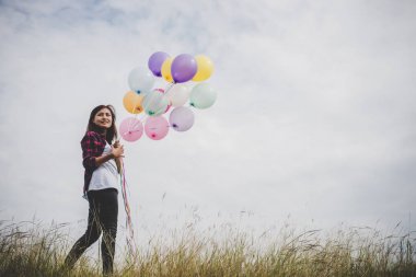 İle renkli balon özgürlük zevk doğa ile açık tutan güzel genç hipster kadın. Kadın yaşam tarzı kavramı.