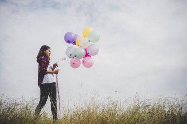 İle renkli balon özgürlük zevk doğa ile açık tutan güzel genç hipster kadın. Kadın yaşam tarzı kavramı.