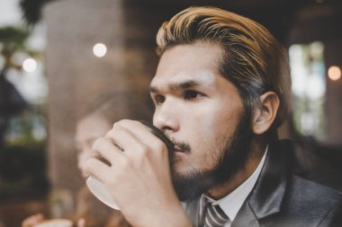 İş arkadaşları kahve barda, içme kahve molası.