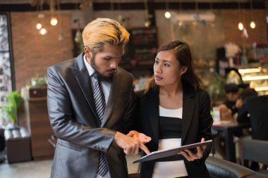 İş-team ekibi kafede kahve dükkanında çalışan.