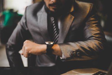 İş adamının elini kapat ve kol saatine bak..