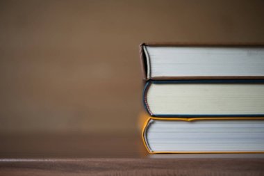 Ahşap masa üzerinde kitap yığını. Eğitim kavramı.